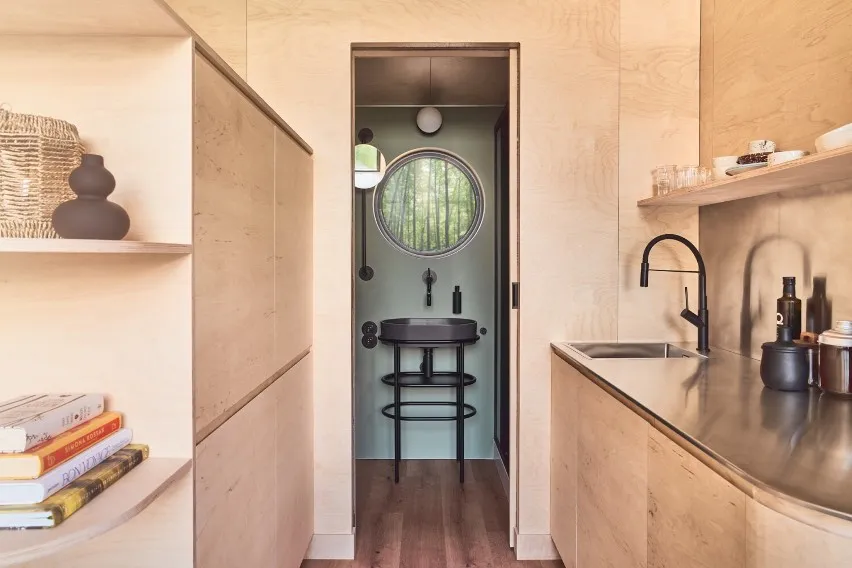 У мобільному будиночку буде ванна кімната з душем і туалетом У мобільному будиночку буде ванна кімната з душем і туалетом