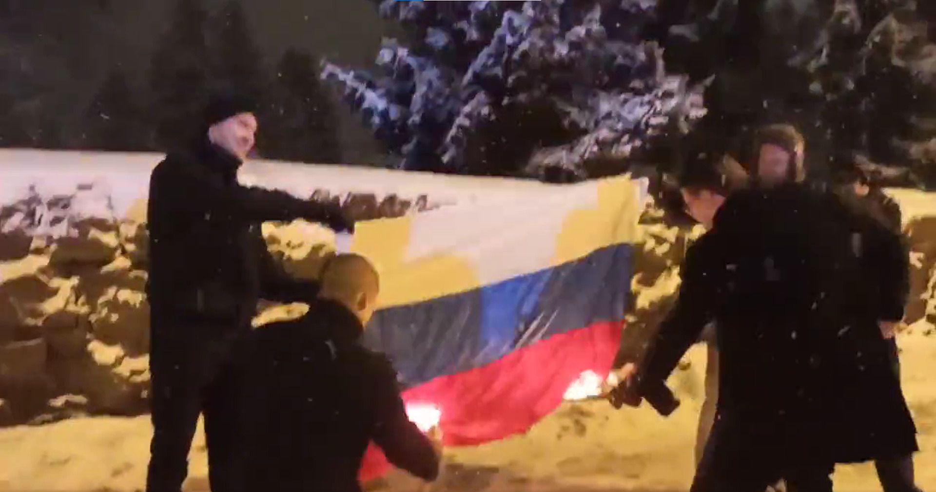 У Фінляндії на День Незалежності країни активісти спалили прапор Росії
