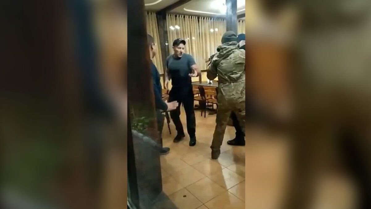 Нетрезвый мужчина агрессивно вел себя в кафе в Чернигове