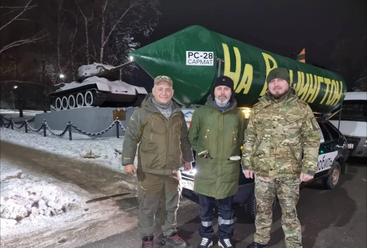 Креативні росіяни погрожують Заходу макетом ракет Креативні росіяни погрожують Заходу макетом ракет