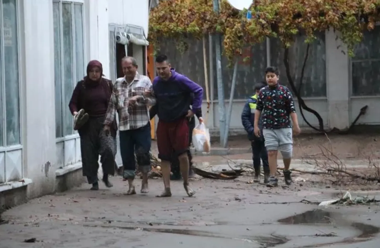 Из-за затопления улиц люди ходят босые Из-за затопления улиц люди ходят босые