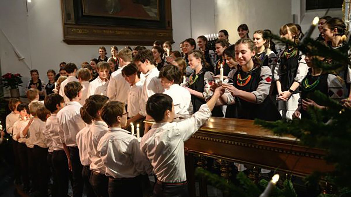 У Данії українському хору символічно передали свічки – відео