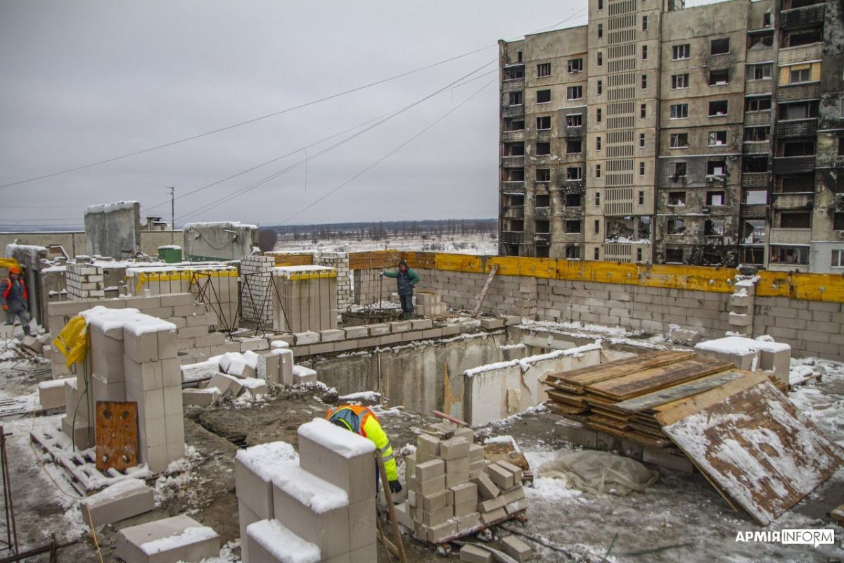 Харків'яни живуть в напівзруйнованих будинках - як відновлюють - 24 Канал