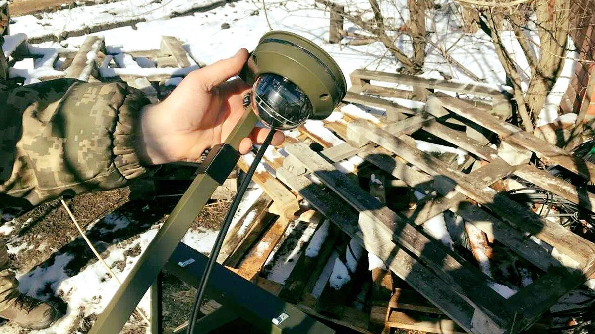 На лінії фронту волонтери встановили камери спостереження: як це працює проти ворога На лінії фронту волонтери встановили камери спостереження: як це працює проти ворога