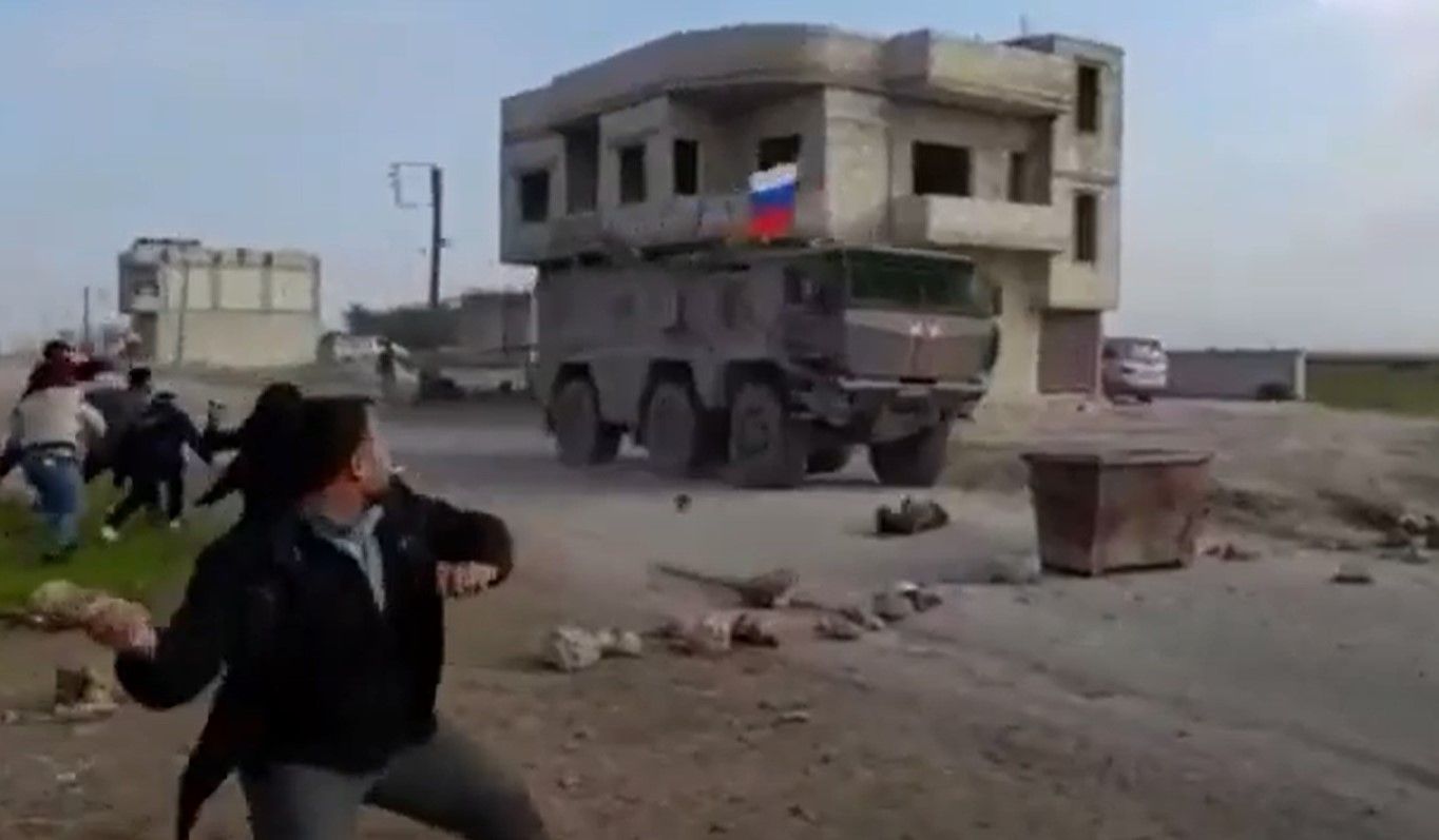 У Сирії закидали камінням російську Z-техніку