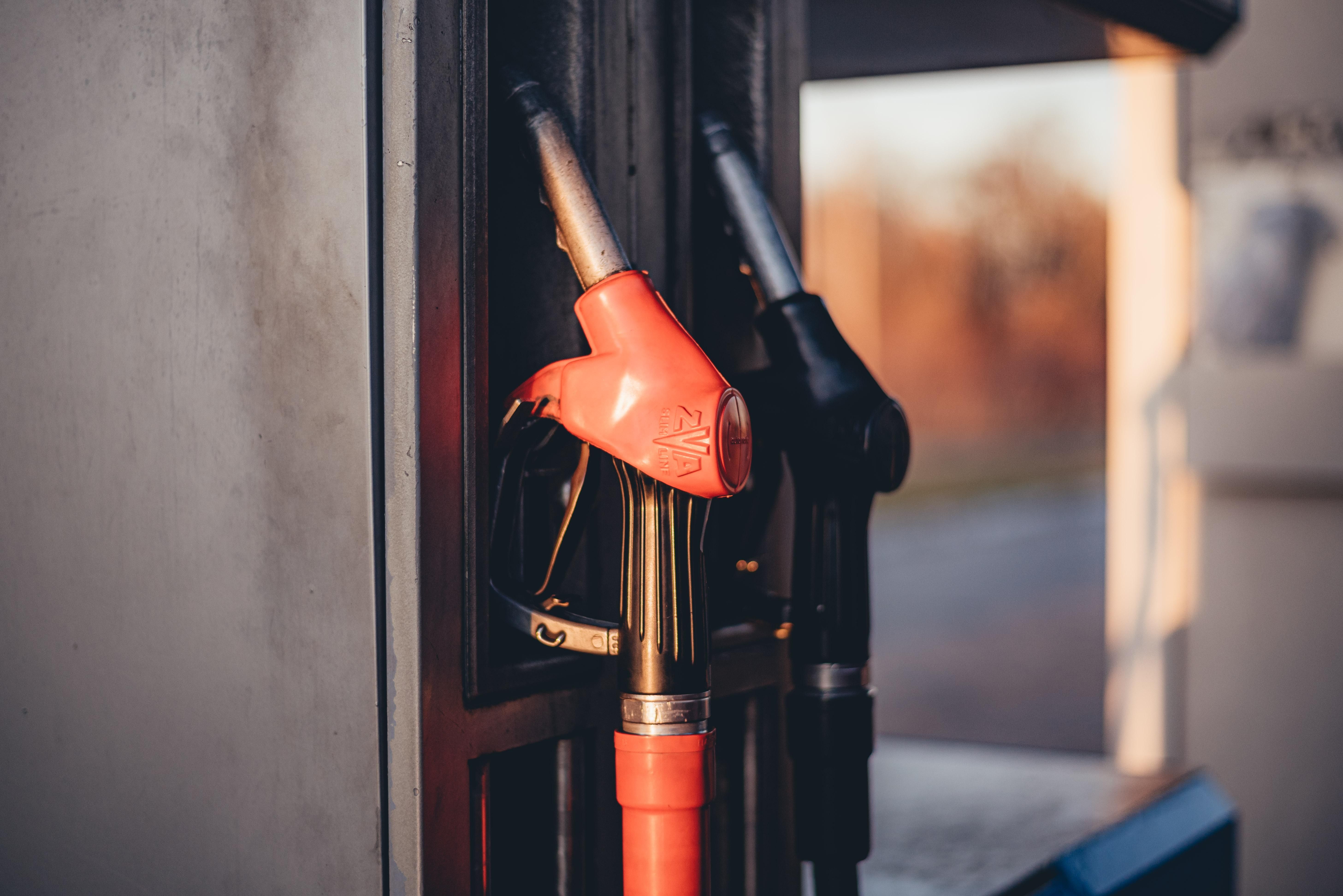 Бензин существенно подорожал за месяц – когда цена пойдет вниз – прогноз