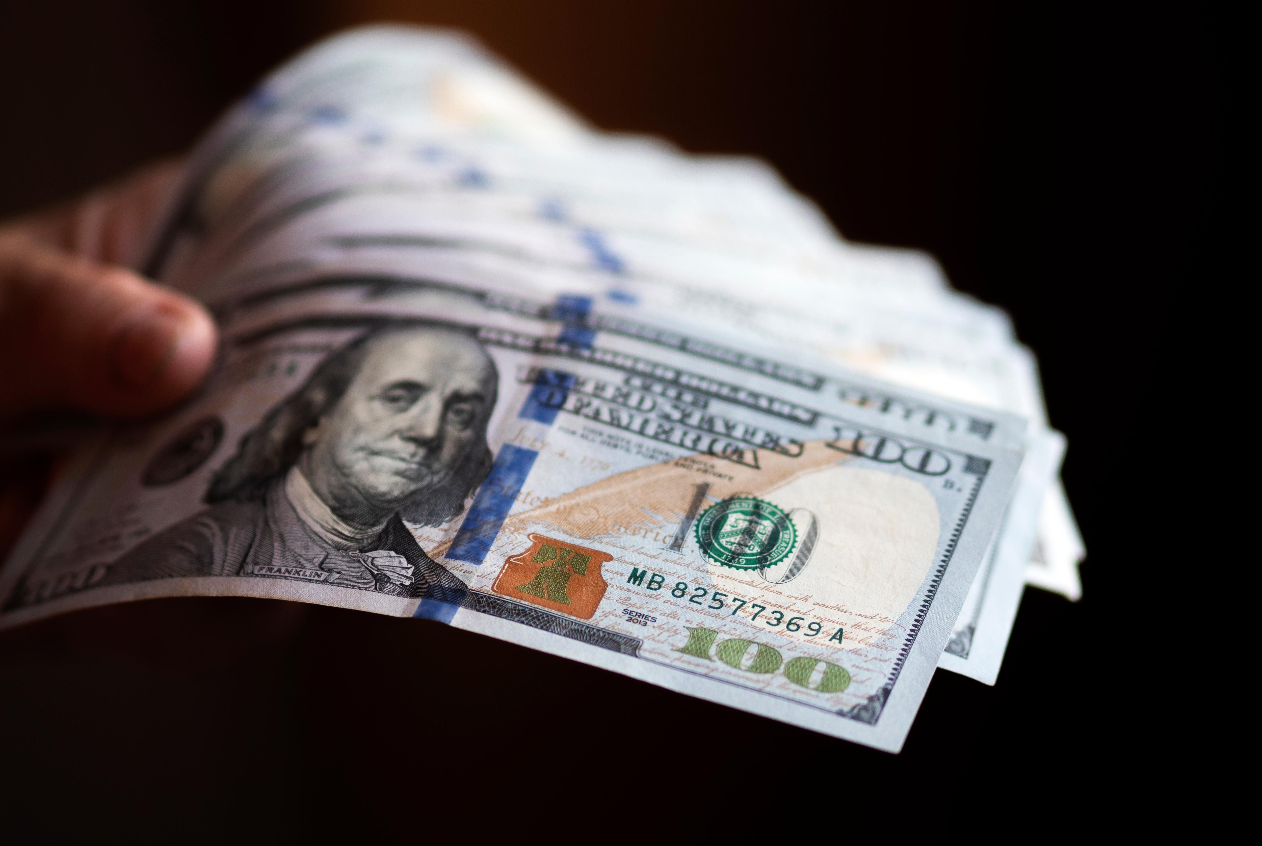 Доллар растет – в обменниках, банках или на черном рынке, где самый выгодный курс сегодня