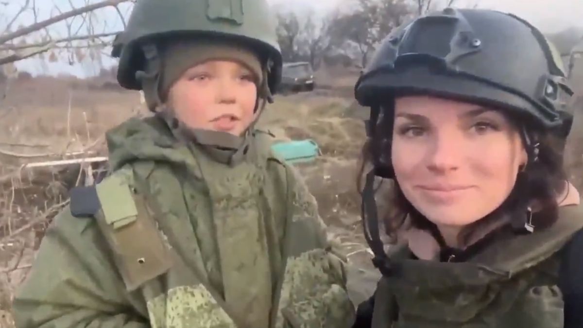 Пропагандисти одягнули хлопчика у форму та зняли відео Пропагандисти одягнули хлопчика у форму та зняли відео