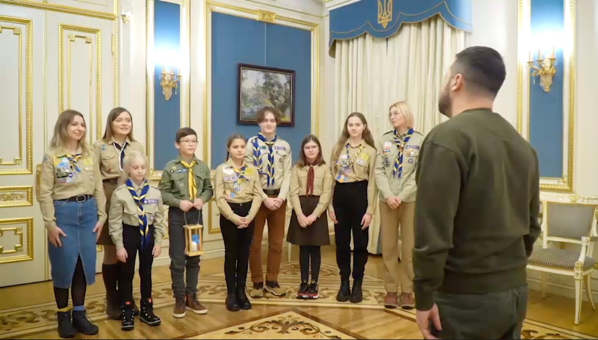 Украинские скауты передали Зеленскому Вифлеемский огонь мира Украинские скауты передали Зеленскому Вифлеемский огонь мира