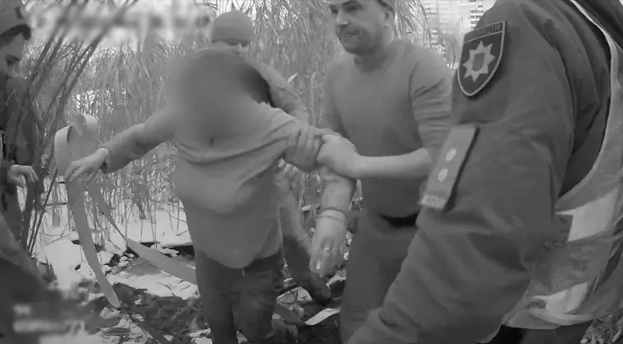 В Киеве полицейские спасли женщину, которая вместе с собакой провалилась под лед В Киеве полицейские спасли женщину, которая вместе с собакой провалилась под лед