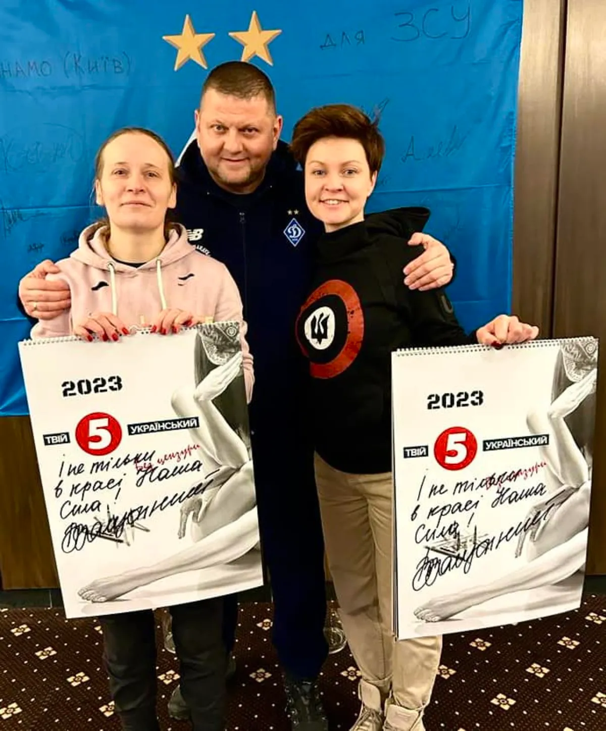 Валерий Залужный расписался на календаре Валерий Залужный расписался на календаре