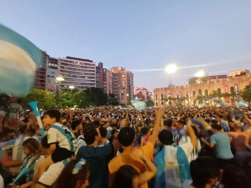 Болельщики после выхода Аргентины в финал ЧМ-2022 Болельщики после выхода Аргентины в финал ЧМ-2022