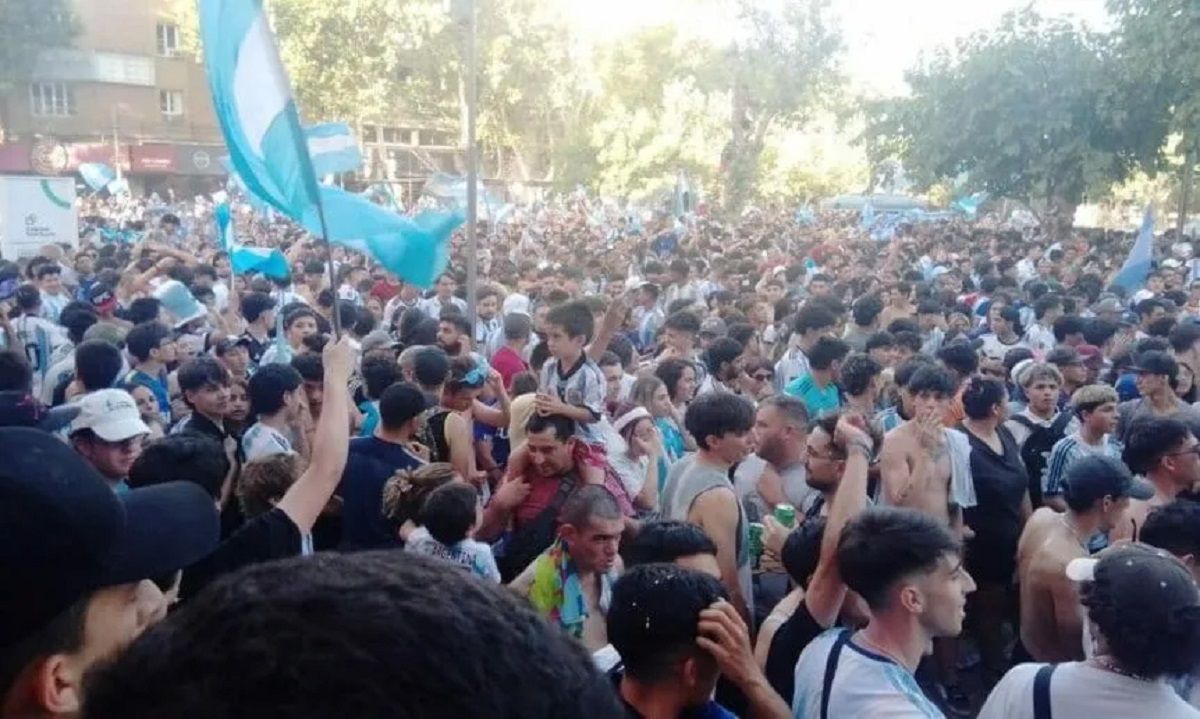 Как фанаты сборной Аргентины отпраздновали выход в финал ЧМ-2022 по футболу – фото Как фанаты сборной Аргентины отпраздновали выход в финал ЧМ-2022 по футболу – фото