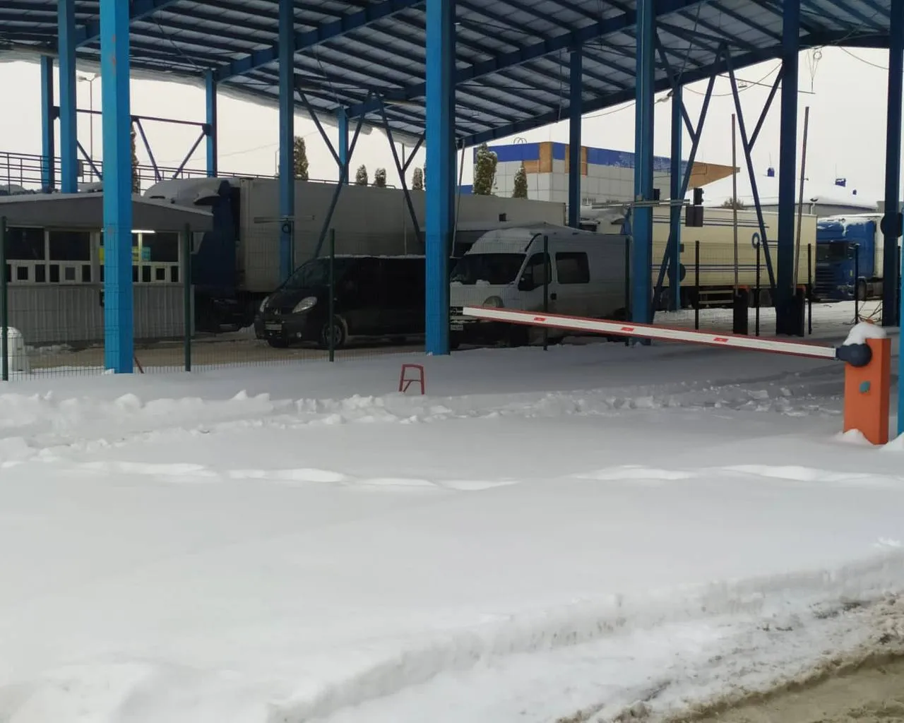 Через снігопад погіршилась ситуація на пунктах пропуску Через снігопад погіршилась ситуація на пунктах пропуску