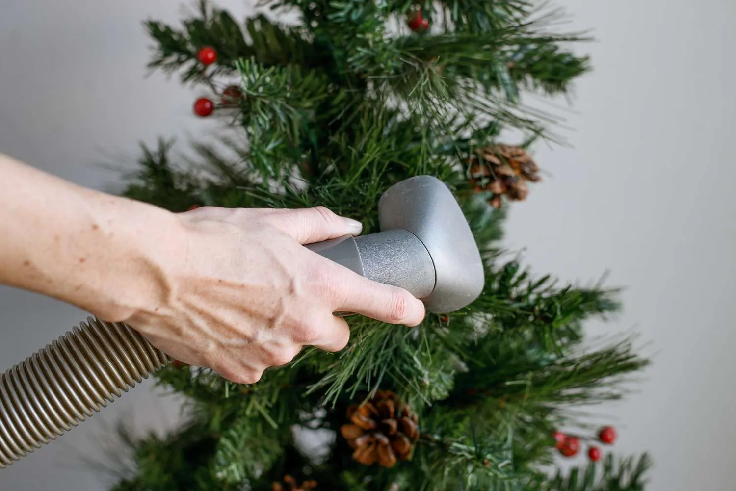 Як почистити штучну ялинку пилососом Як почистити штучну ялинку пилососом