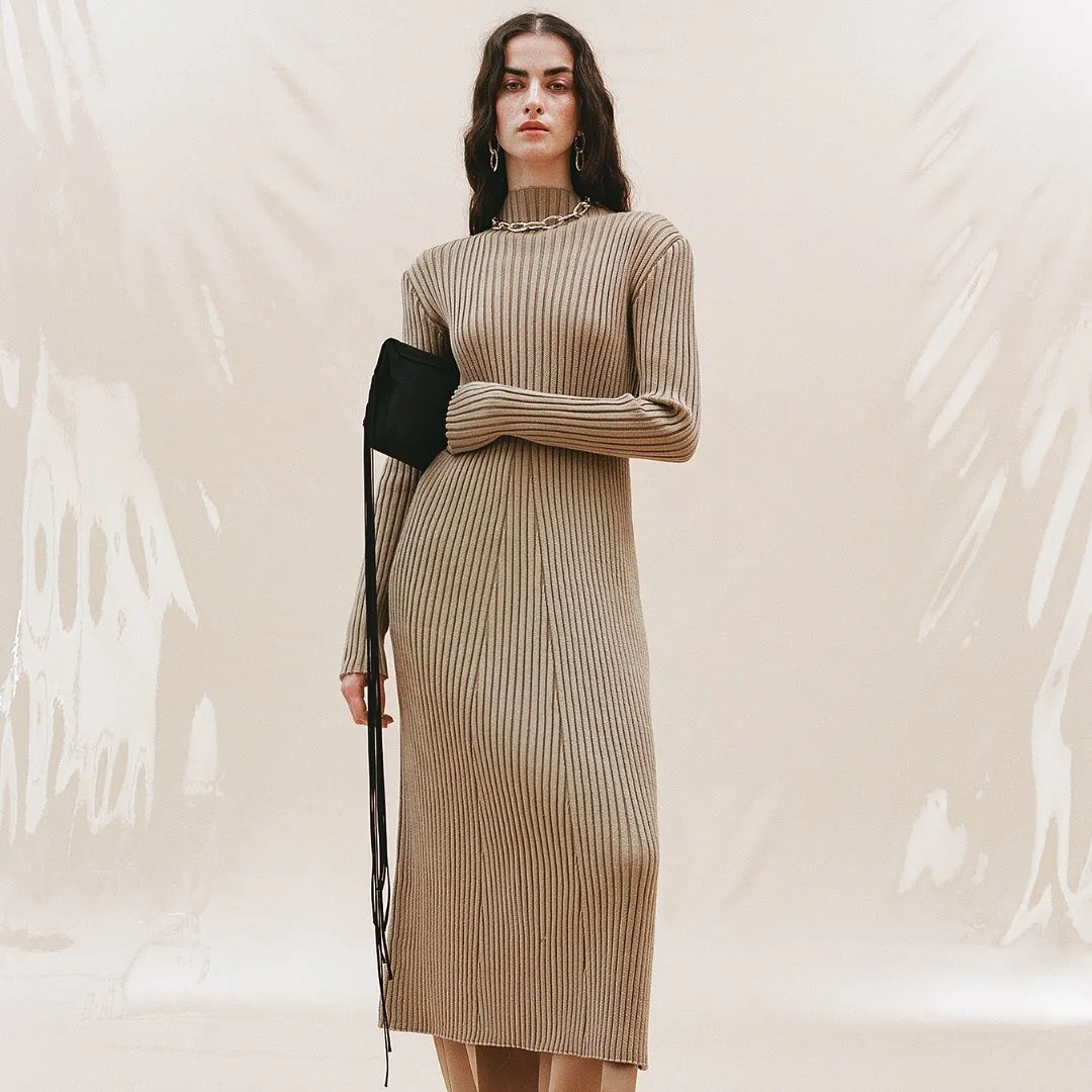 Стильні сукні на довгий рукав від українських брендів Стильні сукні на довгий рукав від українських брендів