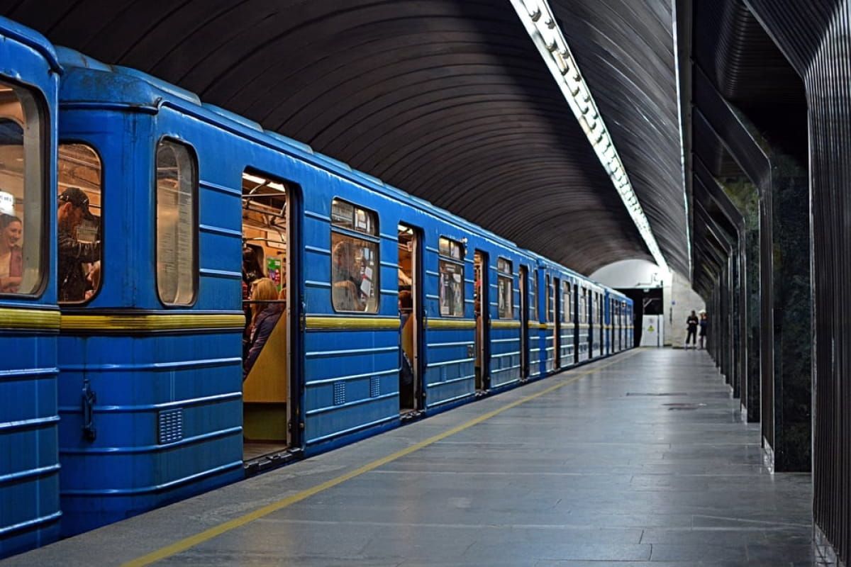 Ракетный удар по Киеву 16.12.22 - ходит ли метро