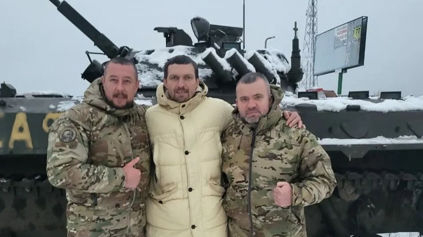 Усик посетил полк спецназа на передовой и залез на танк - фото боксера - 24 канал