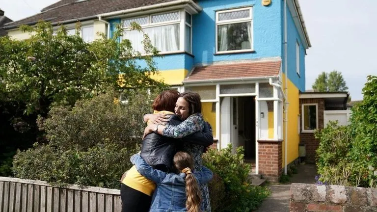 Британка розфарбувала будинок у синьо-жовті кольори