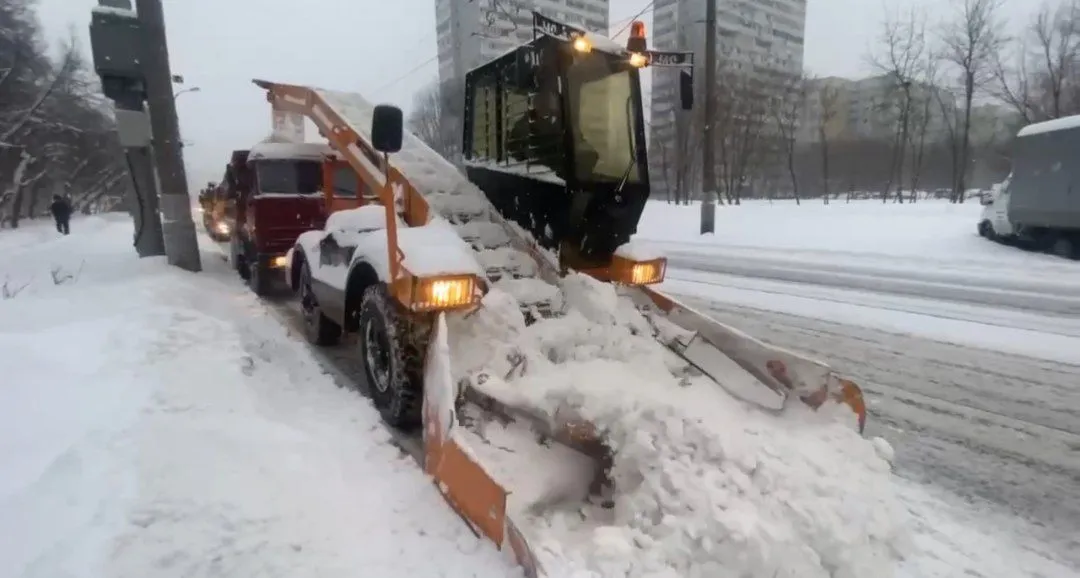 Москву замітає снігом