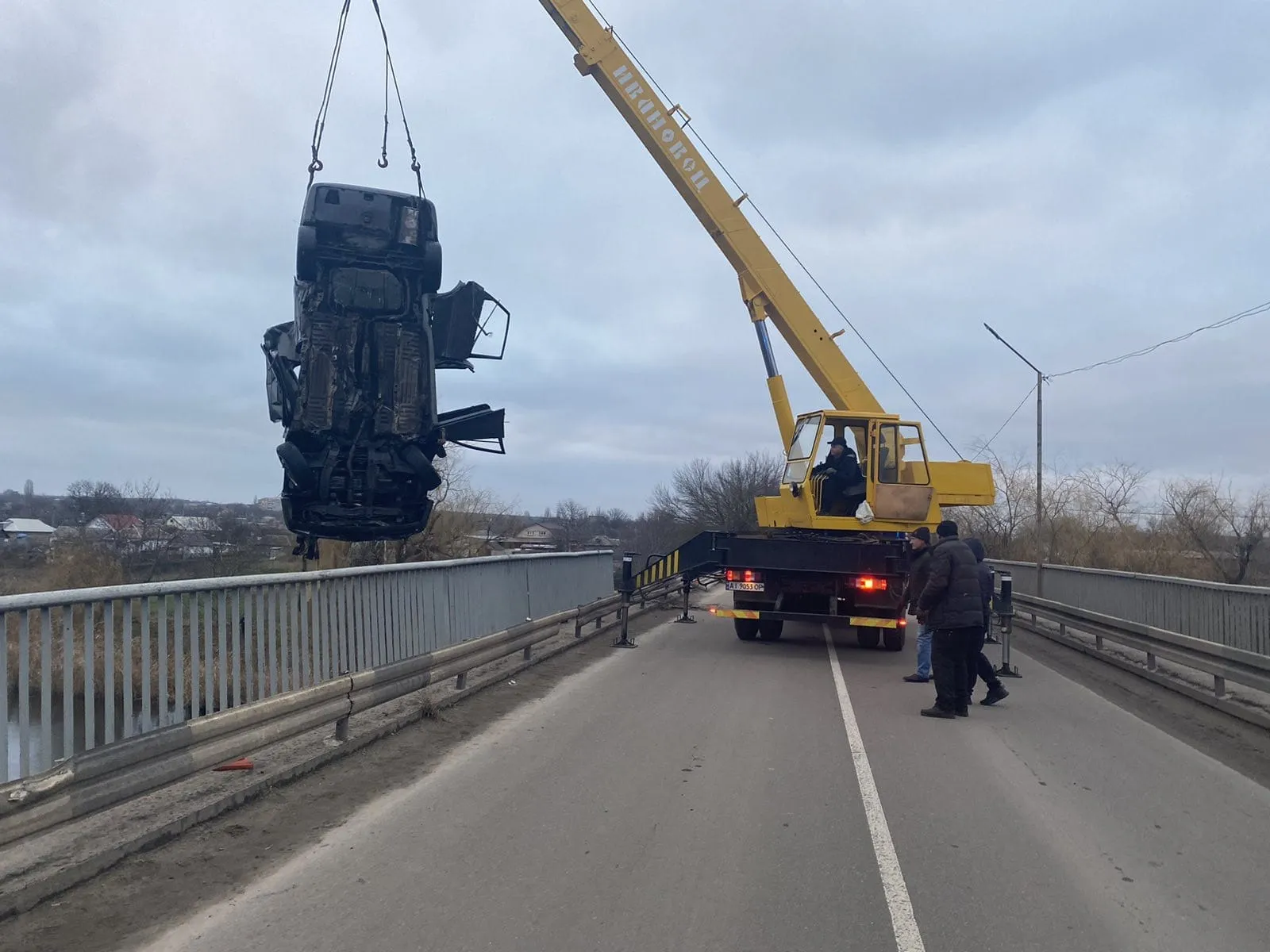 У Миколаївській області машина впала у річку