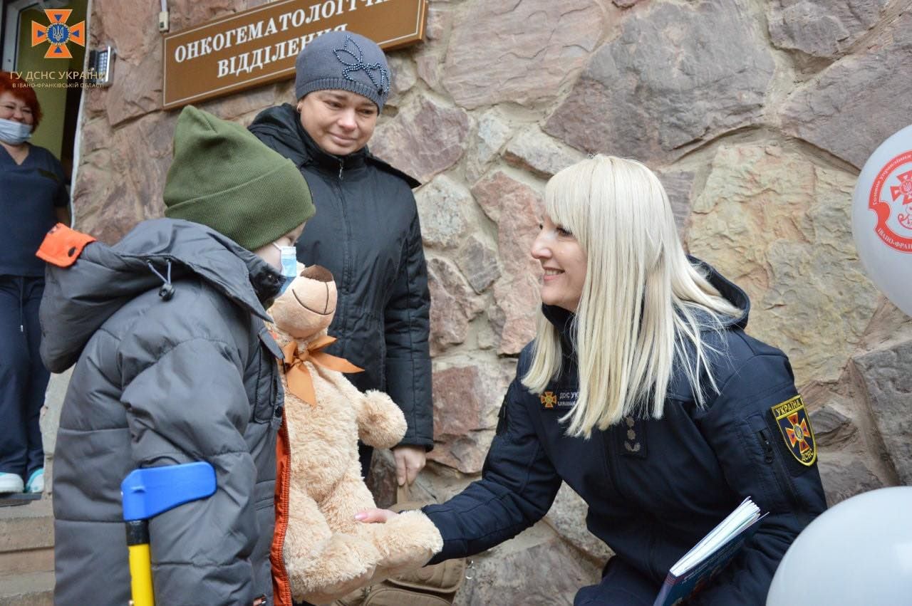 На Прикапатті рятувальники втілили мрію 8-річного Михайлика На Прикапатті рятувальники втілили мрію 8-річного Михайлика