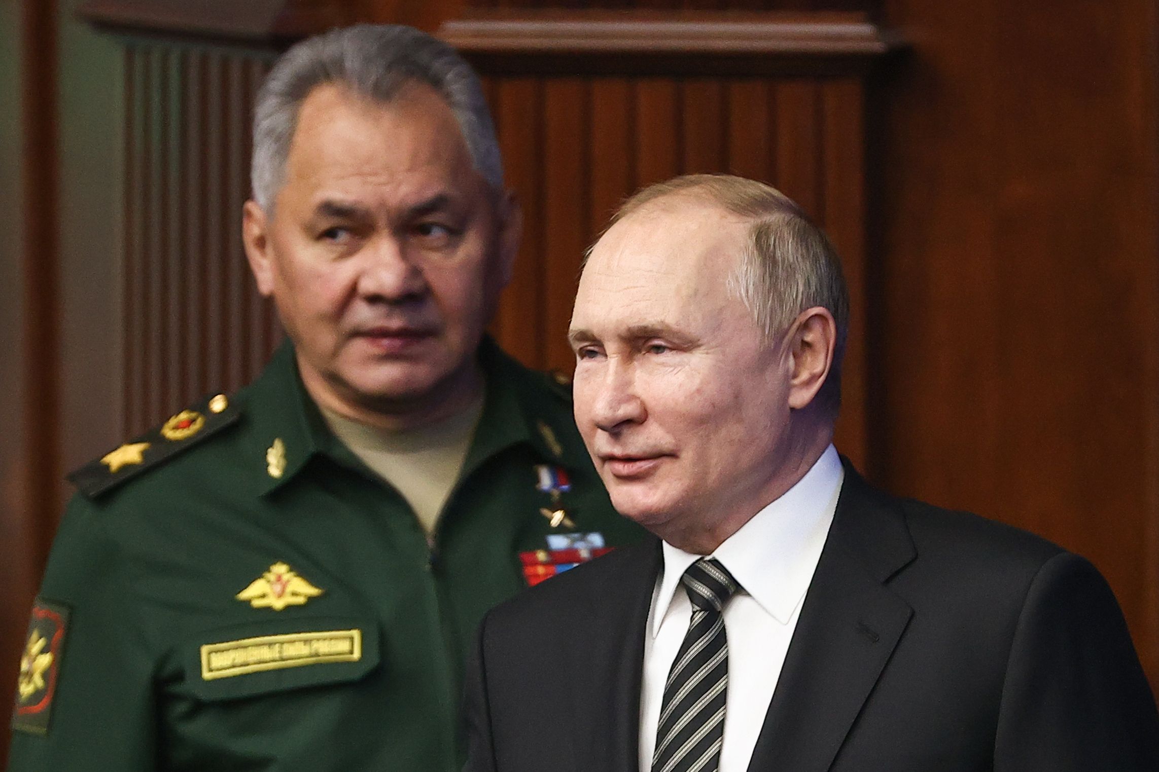 Шойгу и Путин пытаются поднять репутацию после провалов на фронте Шойгу и Путин пытаются поднять репутацию после провалов на фронте