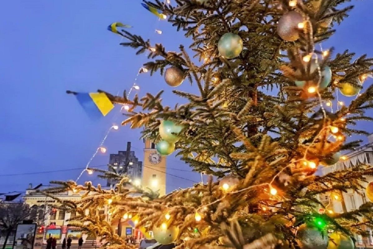 В Хмельницком установили елку на обломке российской ракеты С-300 В Хмельницком установили елку на обломке российской ракеты С-300