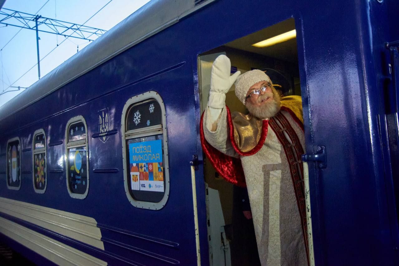 Святой Николай отправился на деоккупированные территории поездом.
