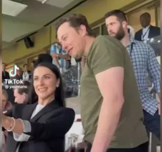 Маск сделал селфи с пропагандисткой Маск сделал селфи с пропагандисткой