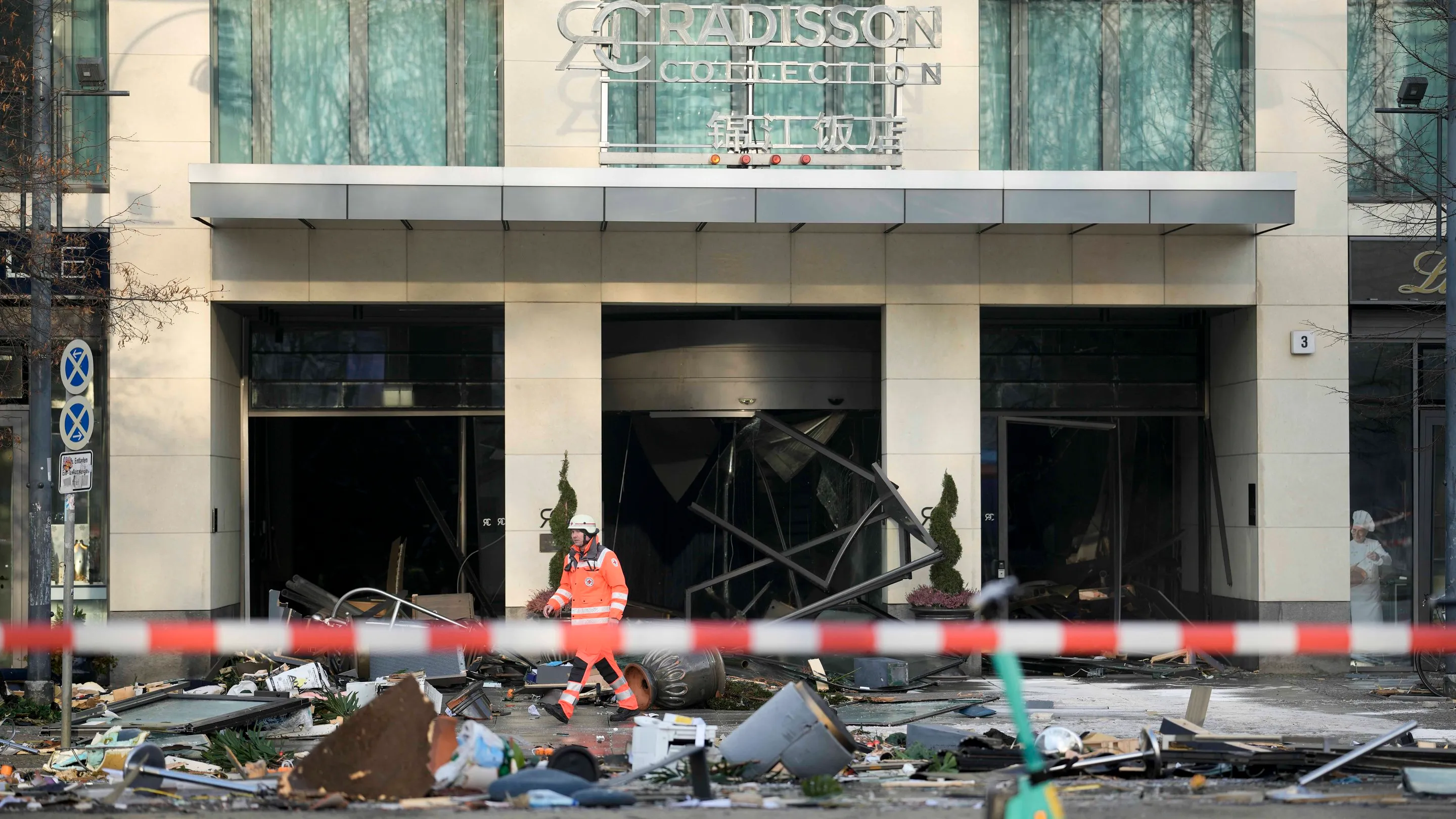 Пожежник проходить крізь уламки перед готелем, де у туристичному об’єкті Sea Life вибухнув величезний акваріум Пожежник проходить крізь уламки перед готелем, де у туристичному об’єкті Sea Life вибухнув величезний акваріум