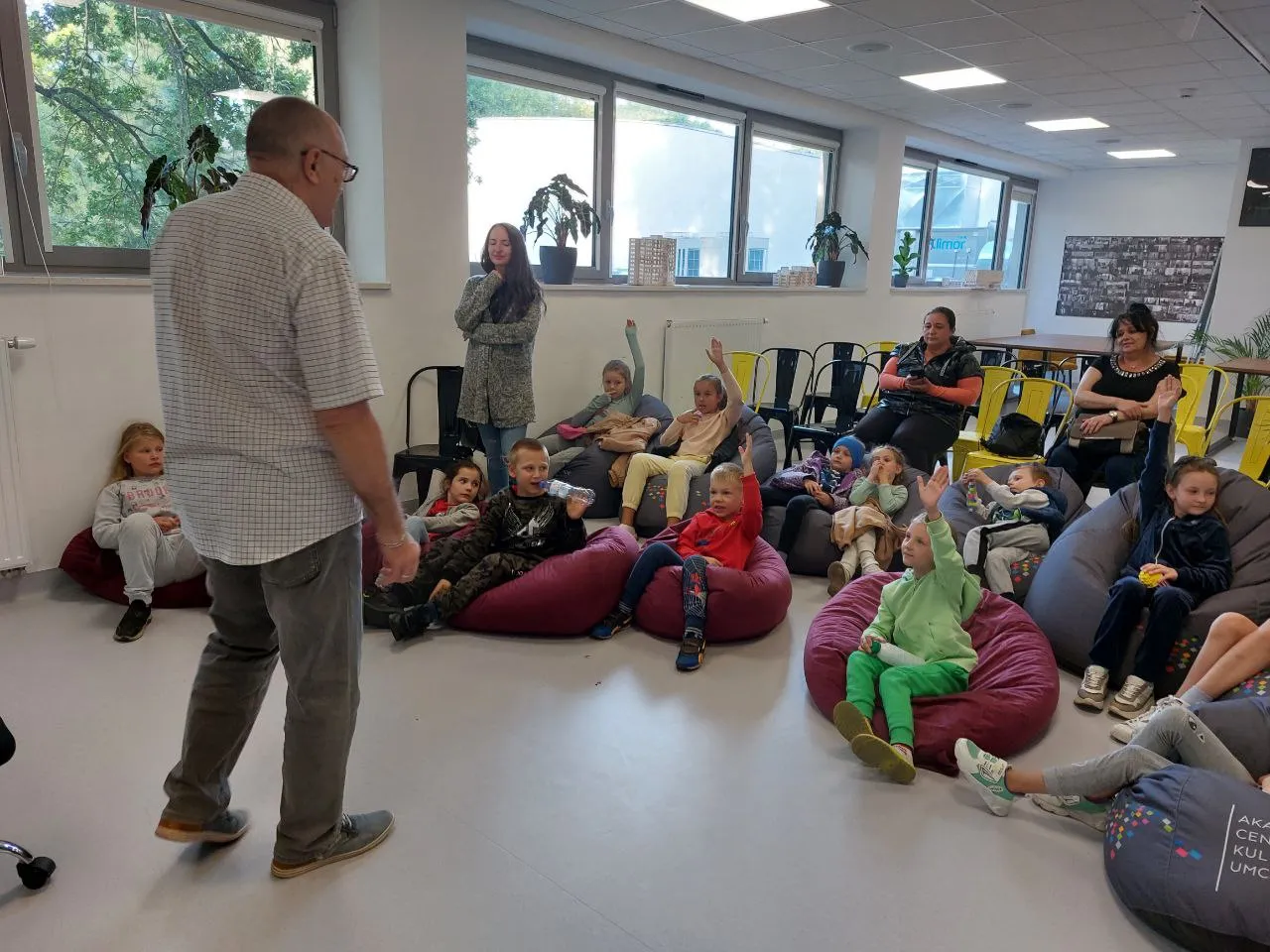 В межах проєкту відбувалася зустріч дитячого письменника з українськими дітьми та їх батьками В межах проєкту відбувалася зустріч дитячого письменника з українськими дітьми та їх батьками