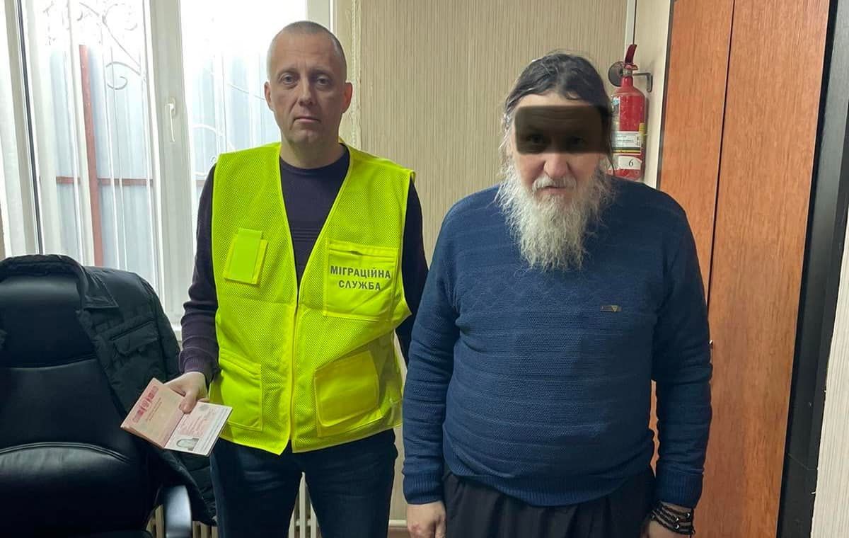 В Дубово в Закарпатье священнослужителя депортируют за российский паспорт