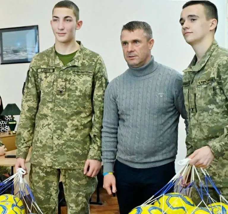Ребров посетил военных в госпитале