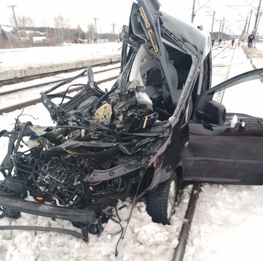 На Львівщині автомобіль зіткнувся з потягом