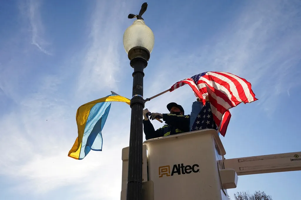 Працівники встановлюють український прапор біля Капітолія