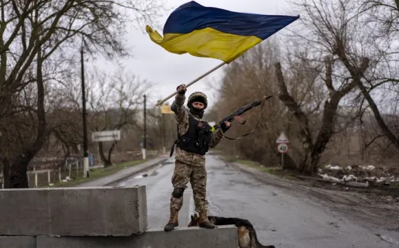 Украинский защитник поднимает флаг
