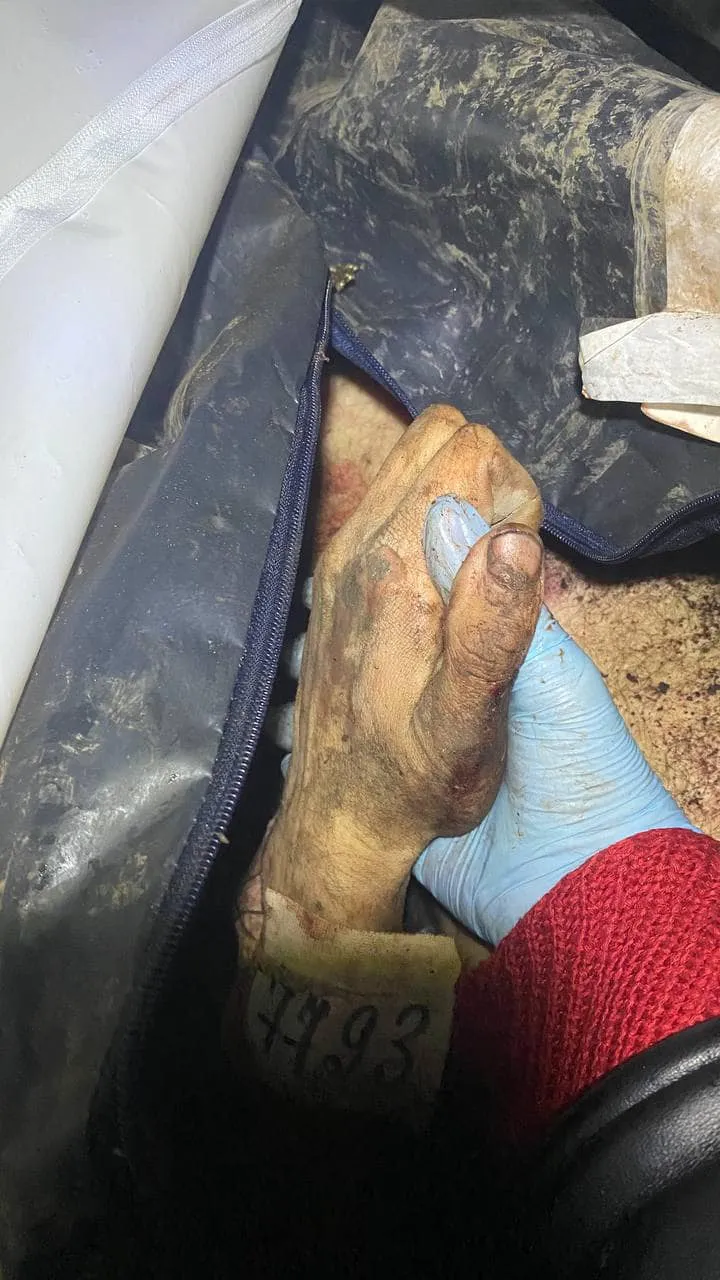 Дівчина тримає за руку загиблого коханого Дівчина тримає за руку загиблого коханого