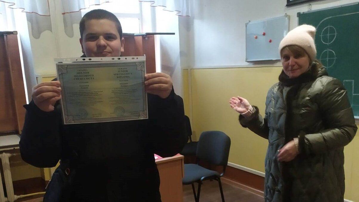Деокупация Херсона - студенту выдали первый после освобождения города диплом - 24 канал - Образование Деокупация Херсона - студенту выдали первый после освобождения города диплом - 24 канал - Образование