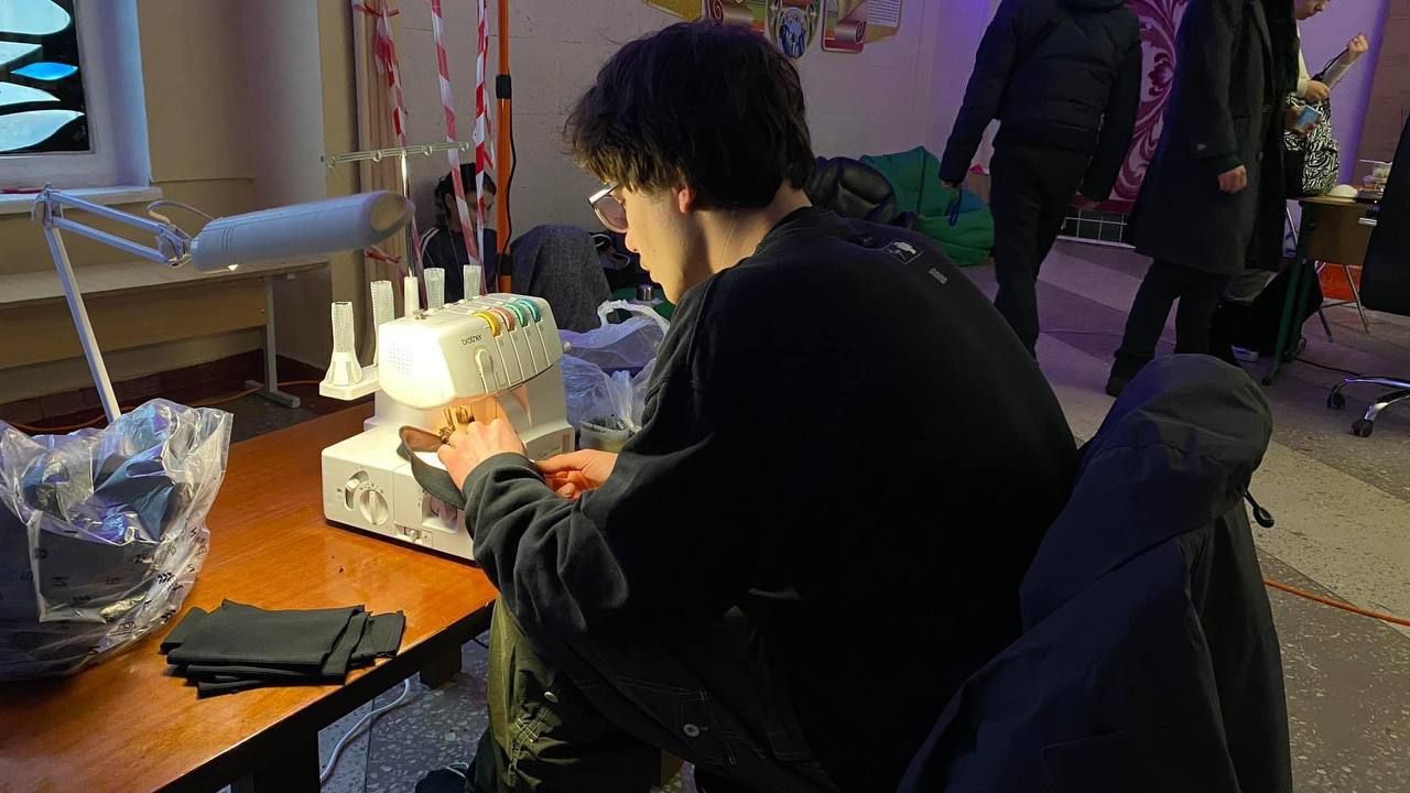 Киевлянин пришел в Пункт несокрушимости со своей швейной машинкой Киевлянин пришел в Пункт несокрушимости со своей швейной машинкой