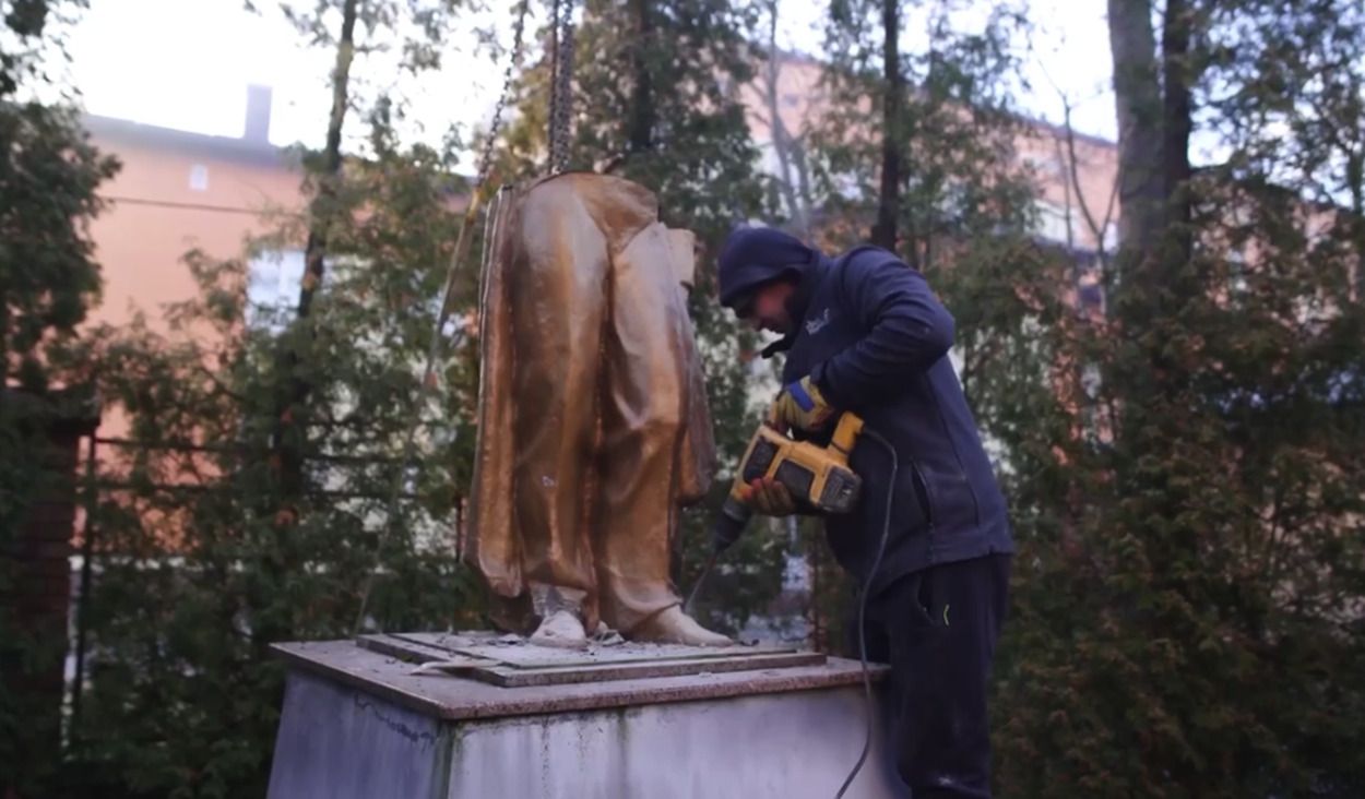 У Чернівцях знесли пам'ятник Пушкіну - у міськраді показали відео демонтажу - 24 Канал