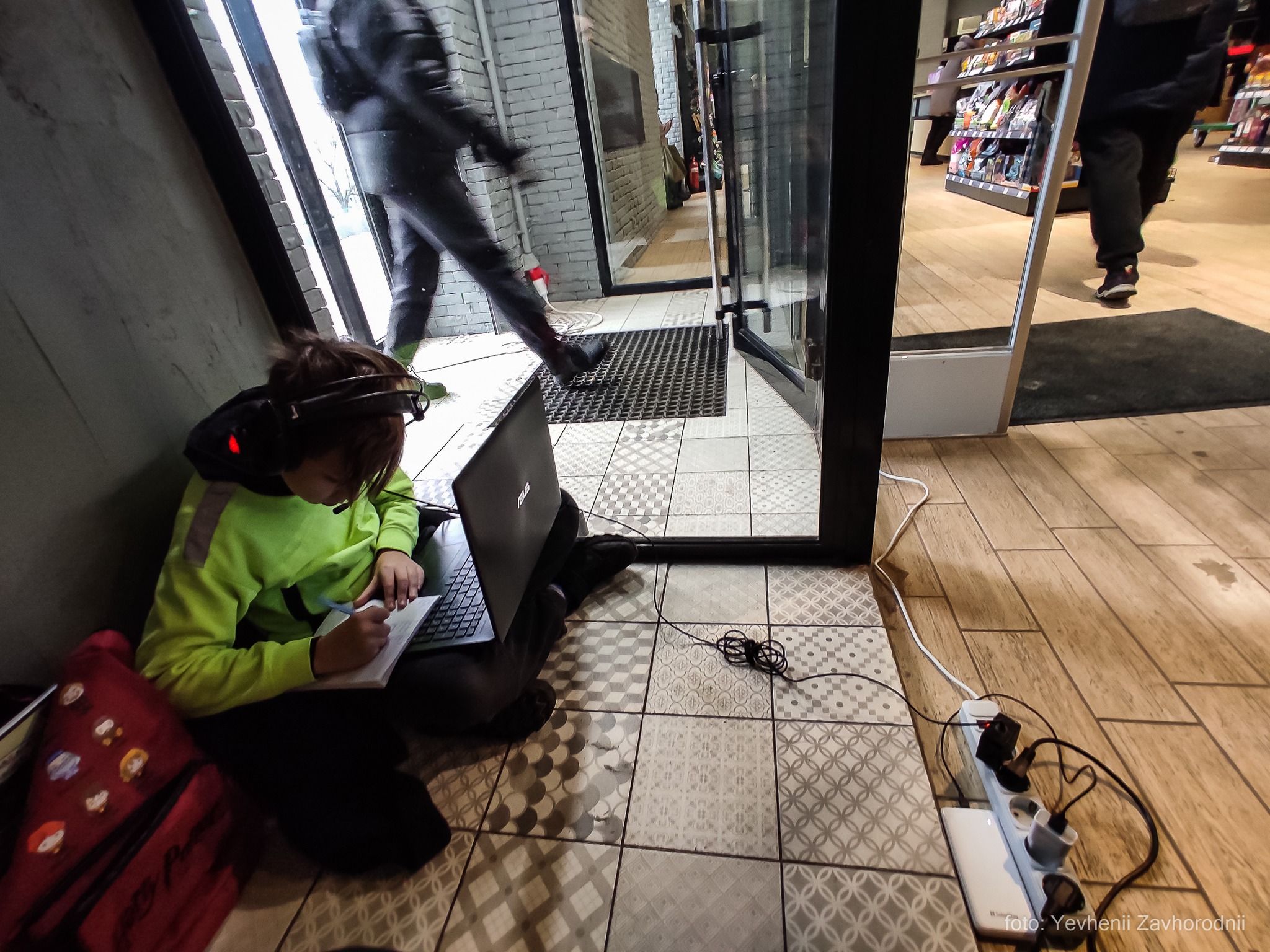 Блекаут у Києві - школяр навчався онлайн з кутка магазину - новини Києва - 24 канал - Освіта Блекаут у Києві - школяр навчався онлайн з кутка магазину - новини Києва - 24 канал - Освіта