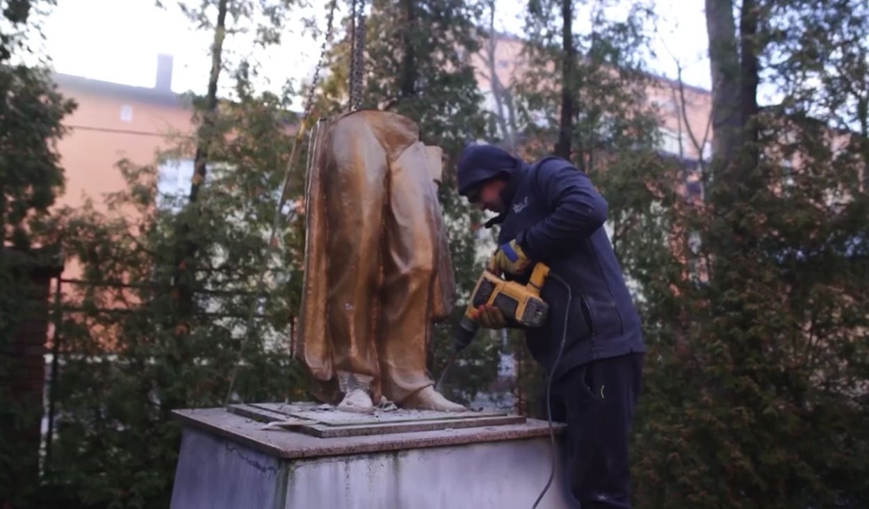 В Черновцах снесли памятник Пушкину - в горсовете показали видео демонтажа - 24 Канал