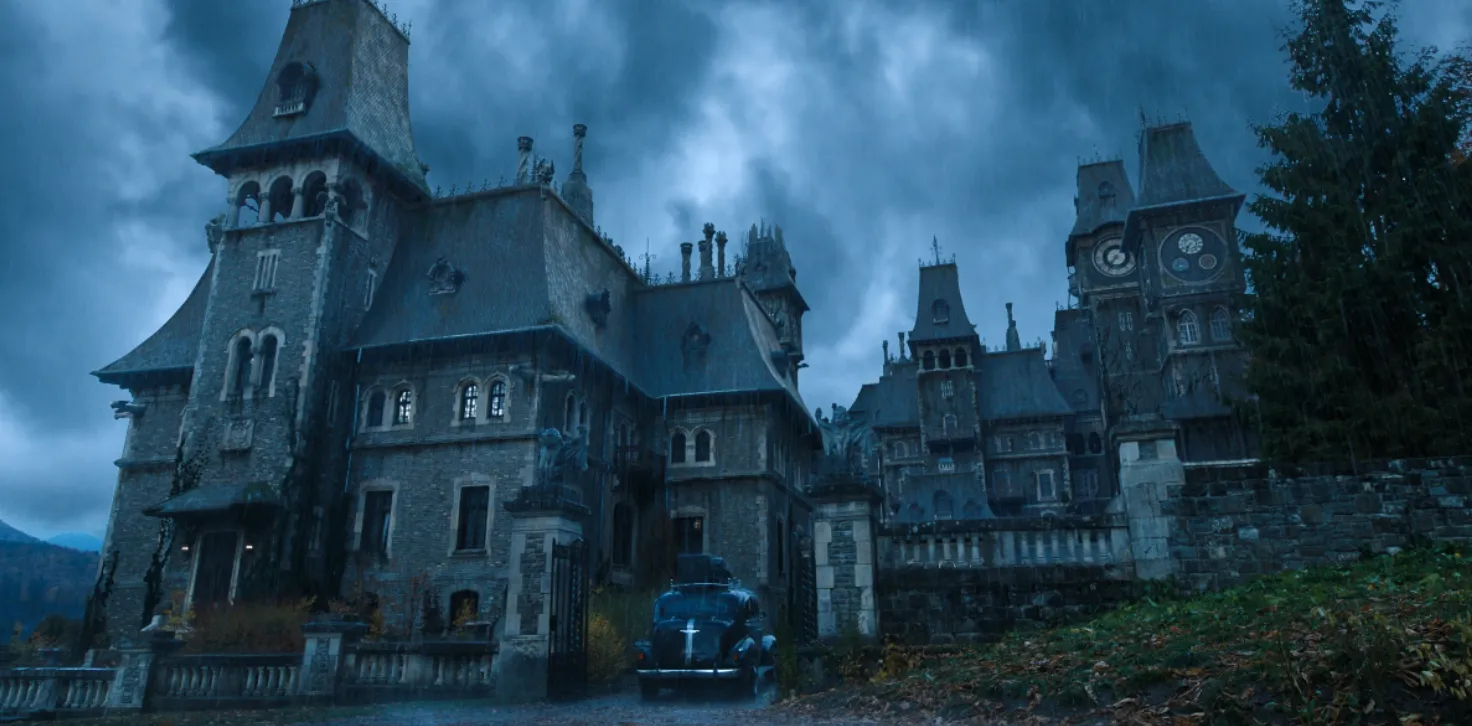 Замок Кантакузіно у серіалі Венздей Замок Кантакузіно у серіалі Венздей