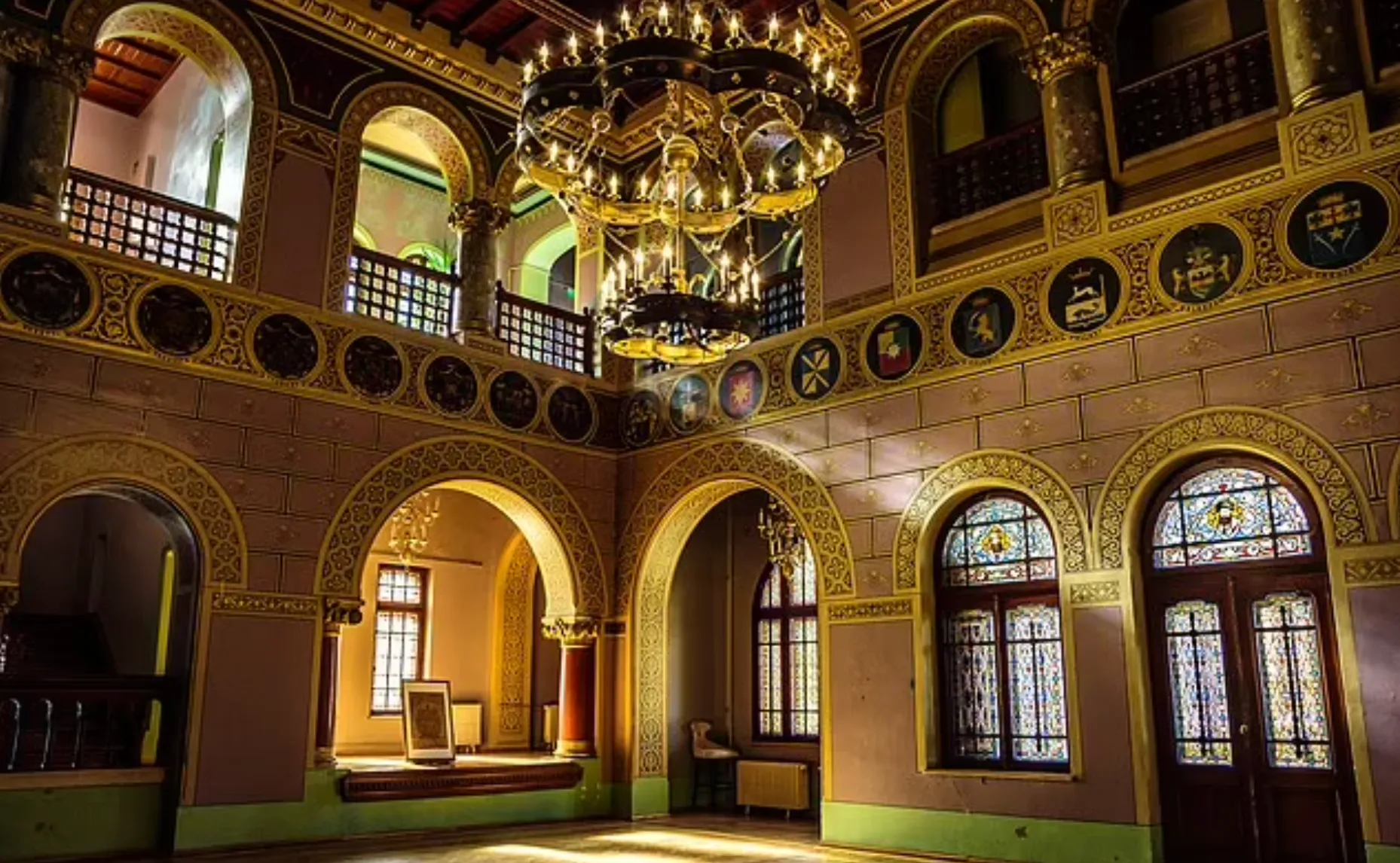 Замок Кантакузіно всередині Замок Кантакузіно всередині