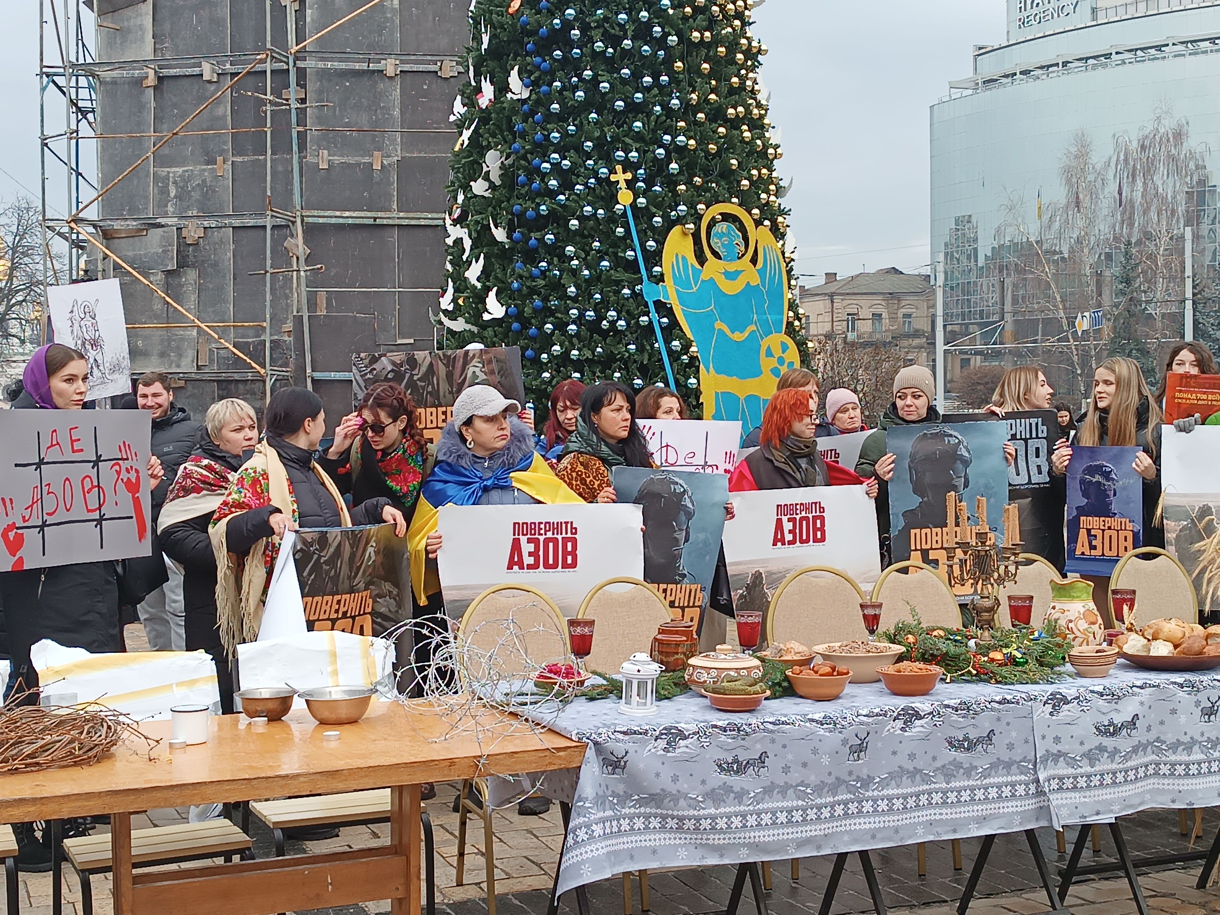 "Полк АЗОВ: Рождество в плену": родственники пленных "азовцев" устроили мирную акцию в Киеве - 24 Канал "Полк АЗОВ: Рождество в плену": родственники пленных "азовцев" устроили мирную акцию в Киеве - 24 Канал
