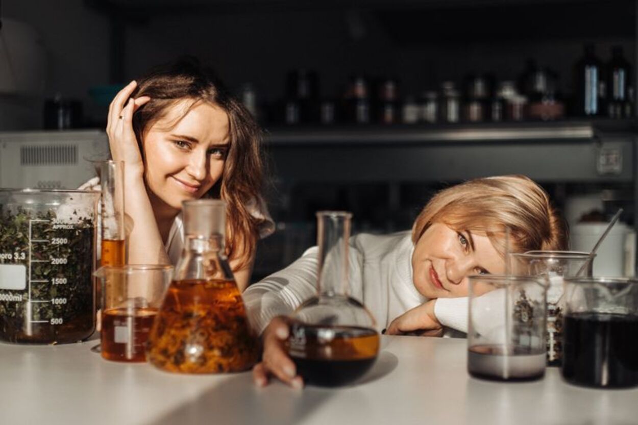 Жінки в ЗСУ - бренд Весна відправляє на фронт лікувальну та доглядову косметику - 24 Канал Жінки в ЗСУ - бренд Весна відправляє на фронт лікувальну та доглядову косметику - 24 Канал