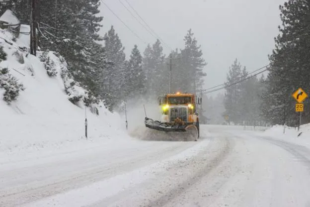 Дефіцит операторів снігоочисних машин уповільнює очищення в деяких штатах