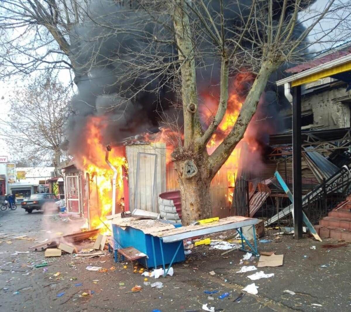 Рятувальники та поліція ліквідовують наслідки російських атак Рятувальники та поліція ліквідовують наслідки російських атак