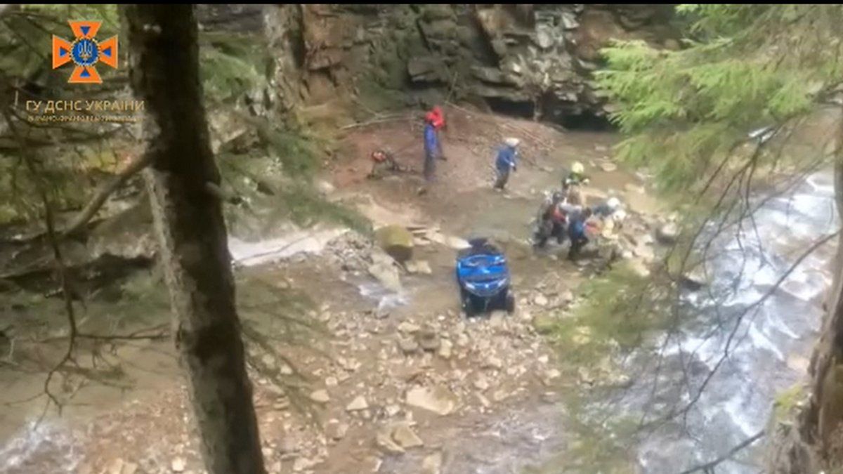 27-річна дівчина на квадроциклі злетіла у 15-метрову прірву біля Яремче 27-річна дівчина на квадроциклі злетіла у 15-метрову прірву біля Яремче